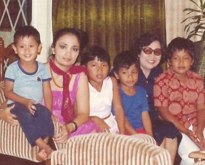 Yudhi Sanger (kiri) bersama ibunya Yurike Sanger dan keluarga lainnya. (instagram yudhi sanger)